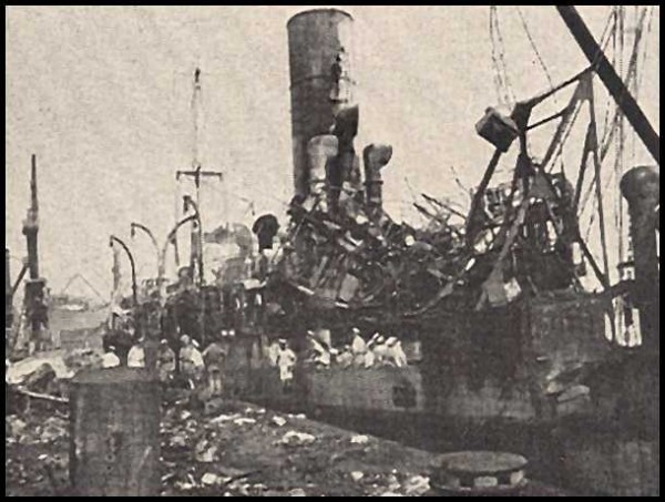Разрушения после взрыва. Корабли в порту
